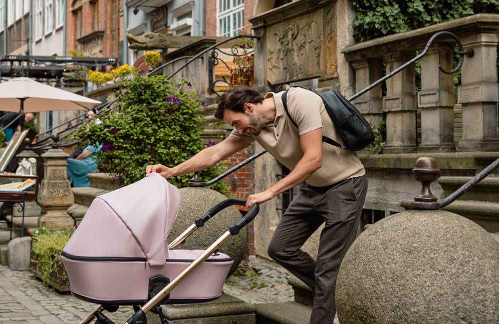 Wielofunkcyjny wózek 3w1 Kunert Baby Arizo Premium dla dziewczynki – stylowy różowy model w miejskim plenerze.